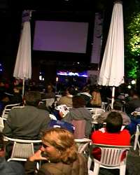 ... und sich das Projektionslicht durch die Regentropfen kämpft...