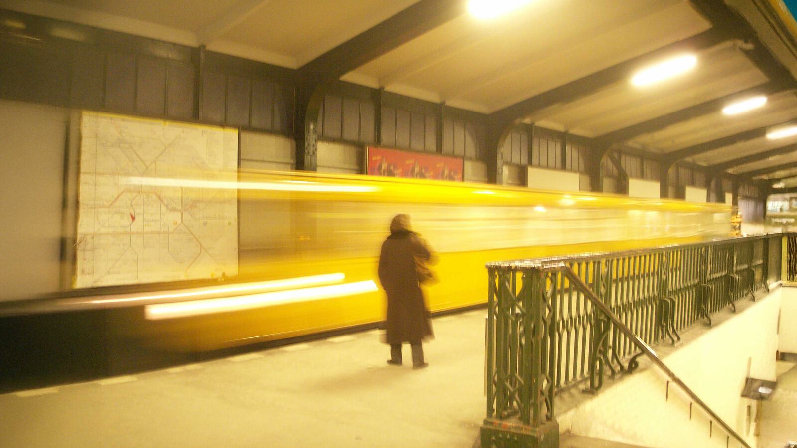 U Bahn Frau Suspense KI 4000