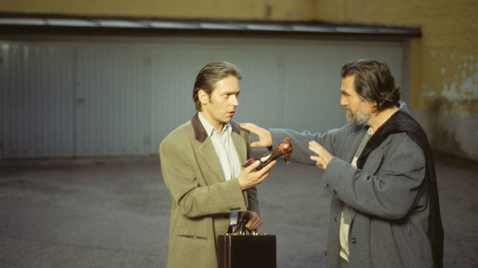 Schuhfetischist Paul wird mit gestohlenem Schuh erwischt