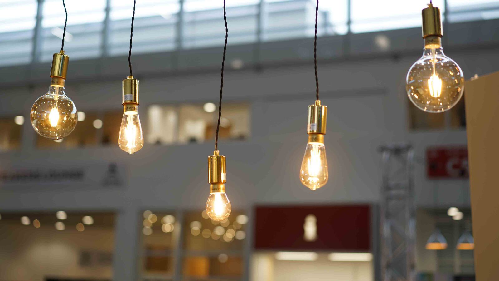 Gluehbirnen leuchten