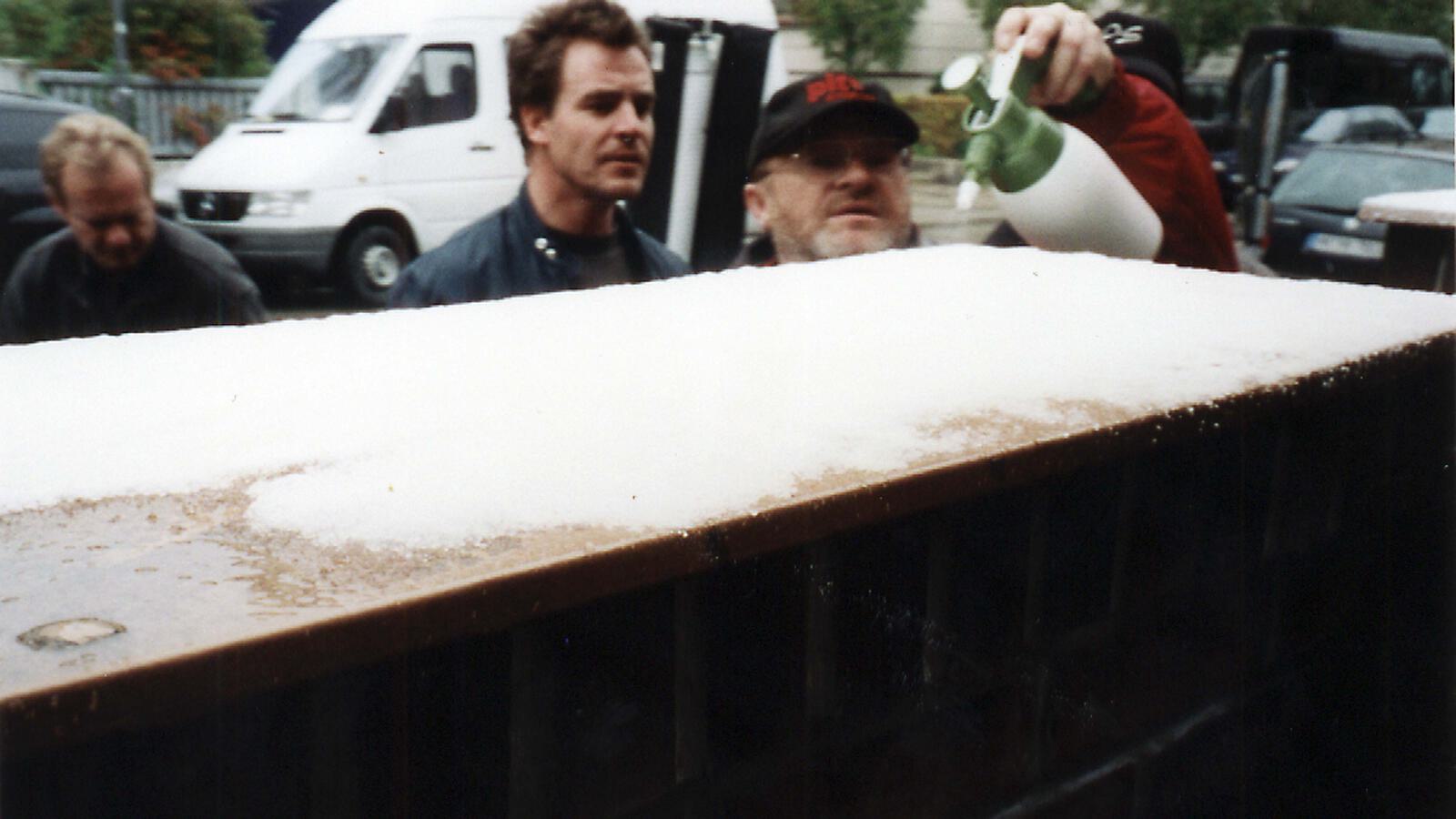 Kunstschnee auf Mauer