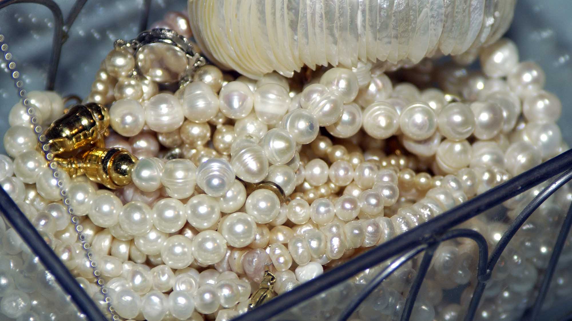 Schmuckkästchen mit Perlen