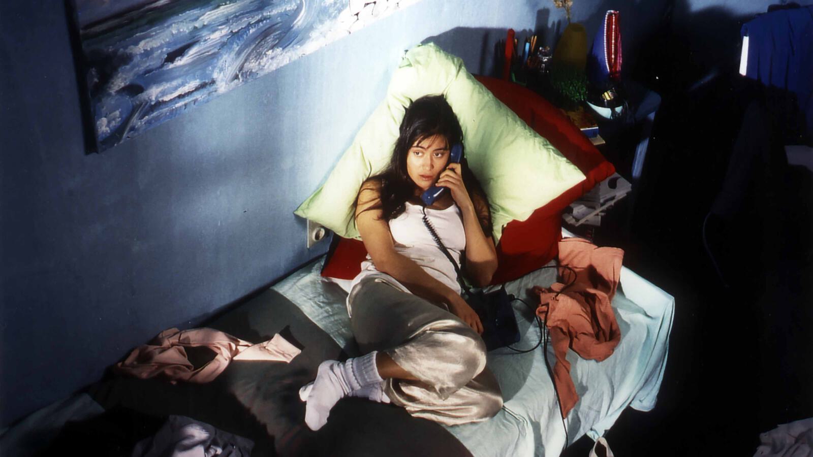 Leyla telefoniert auf dem Bett