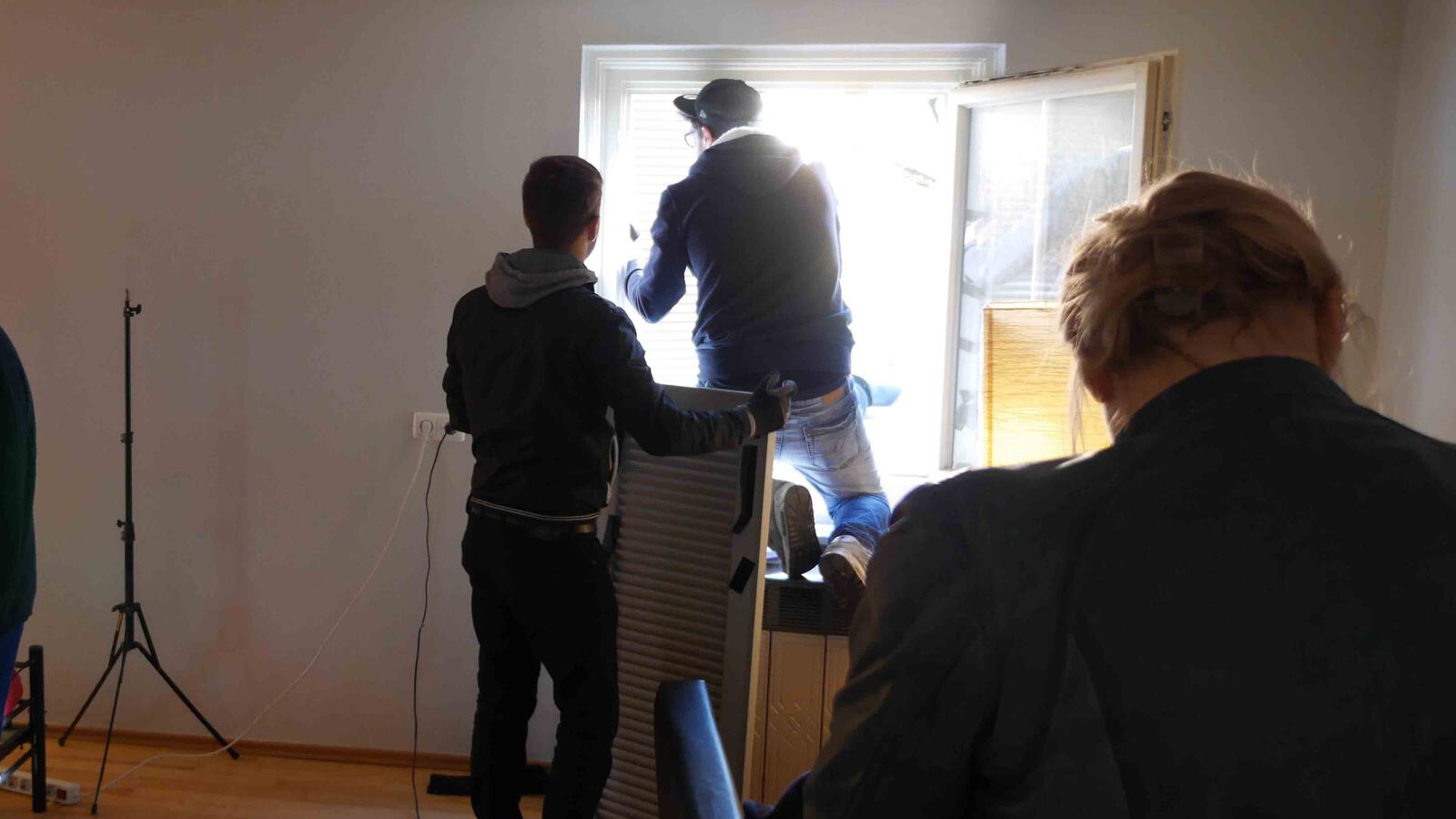 Fensterläden werden umgehängt