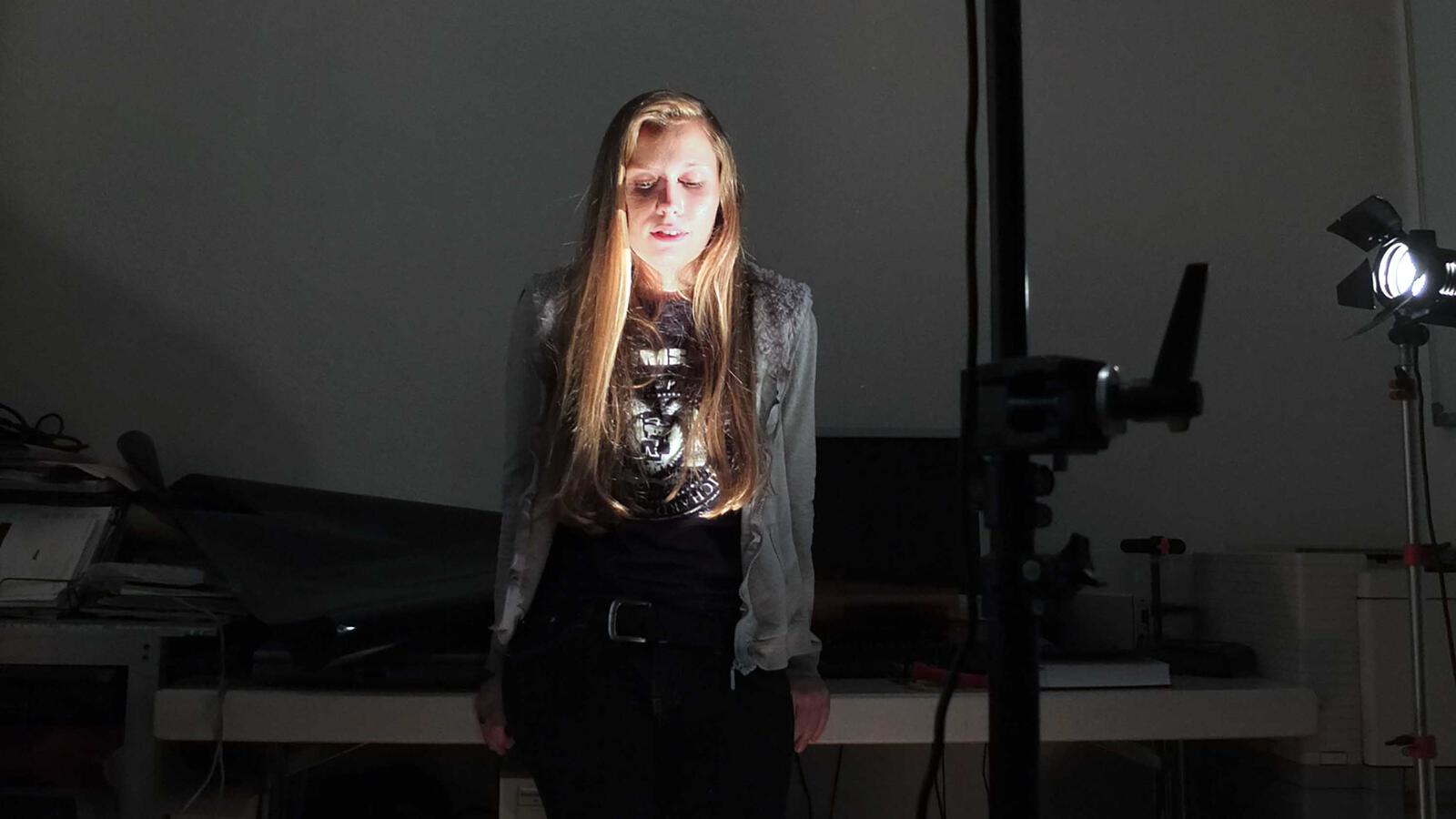 Junge Frau ausgeleuchtet