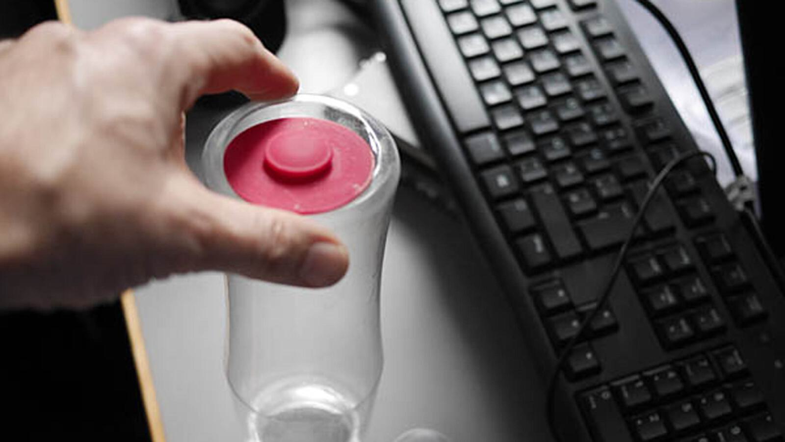 Hand greift an Schnittplatz nach Plastikgefäß