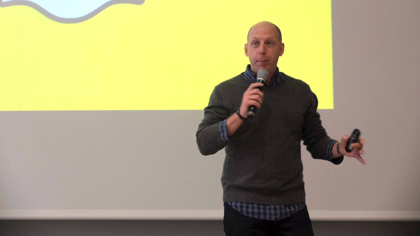 Radiohost Mark Kaye hält einen Vortrag