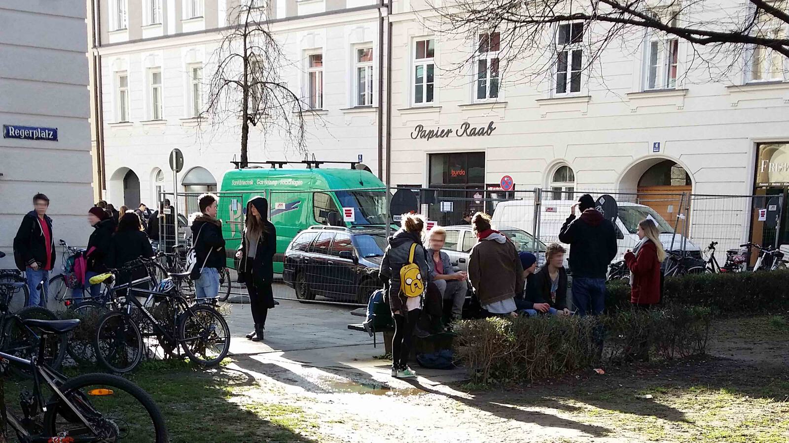 Platz mit Jugendlichen