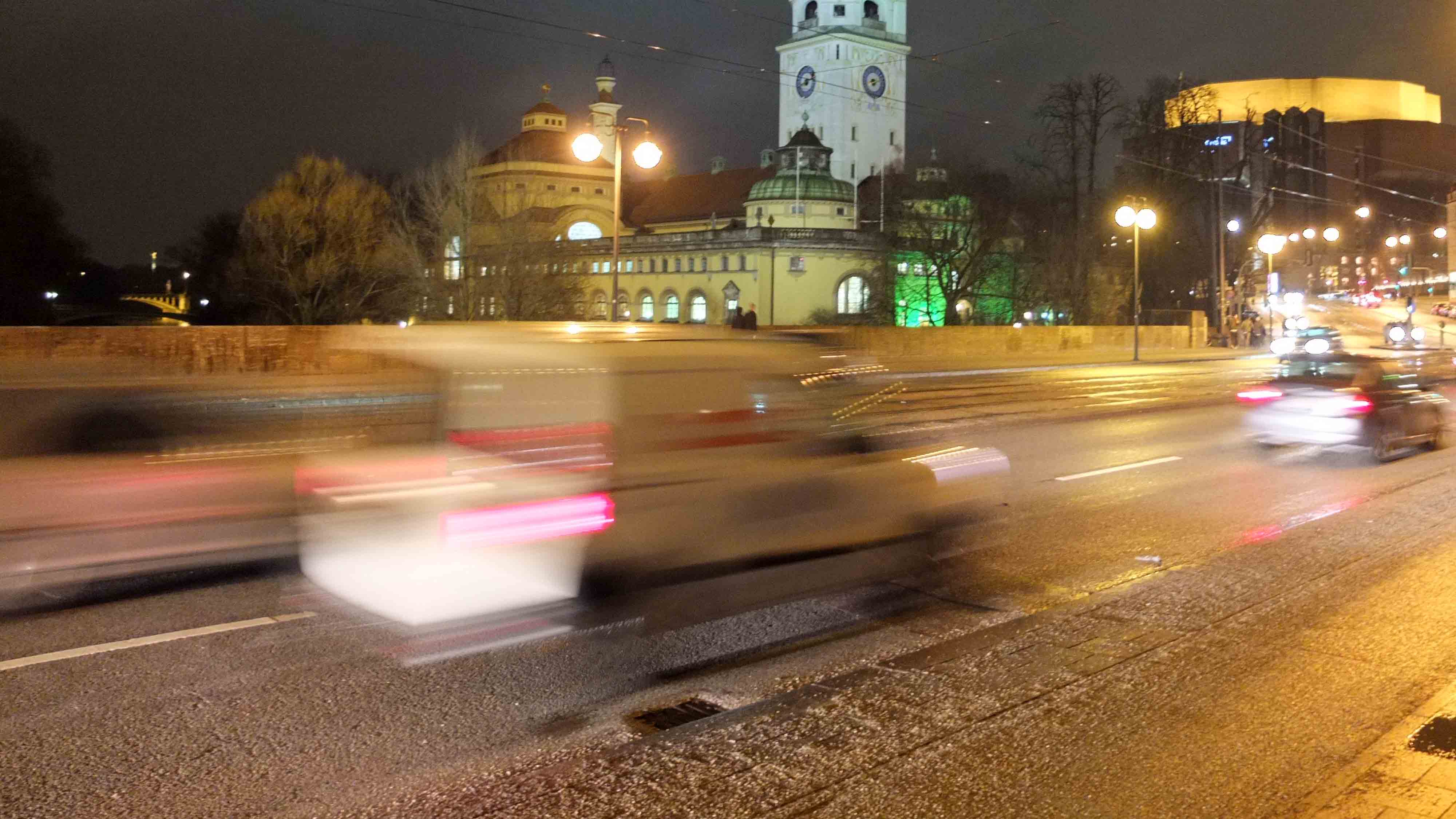 Nachtaufnahme mit verwischten Autoscheinwerfern