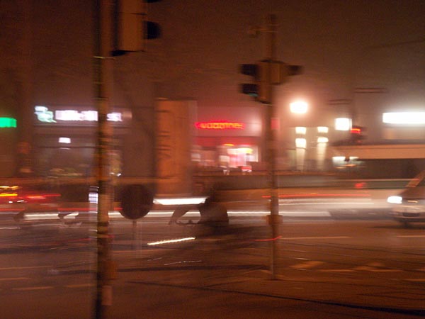 Nachtaufnahme mit verwischten Autoscheinwerfern