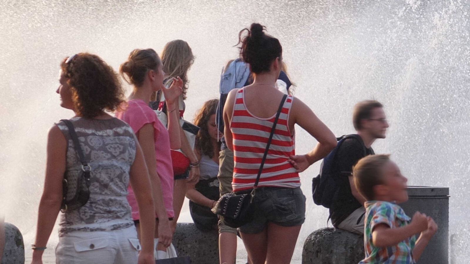 Junge Leute an Brunnen