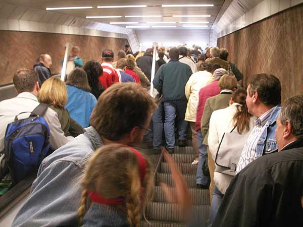 Menschen auf Rolltreppe