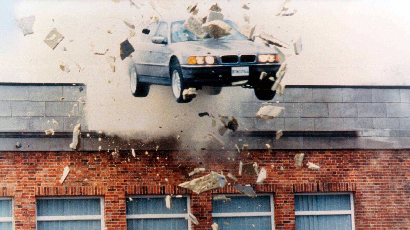 Auto kracht durch Mauer