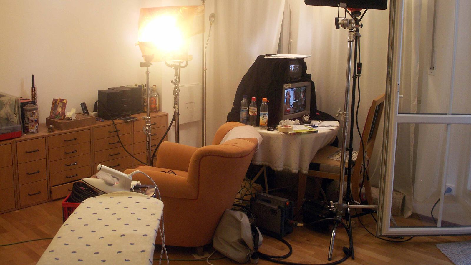 Wohnzimmer mit Filmscheinwerfer