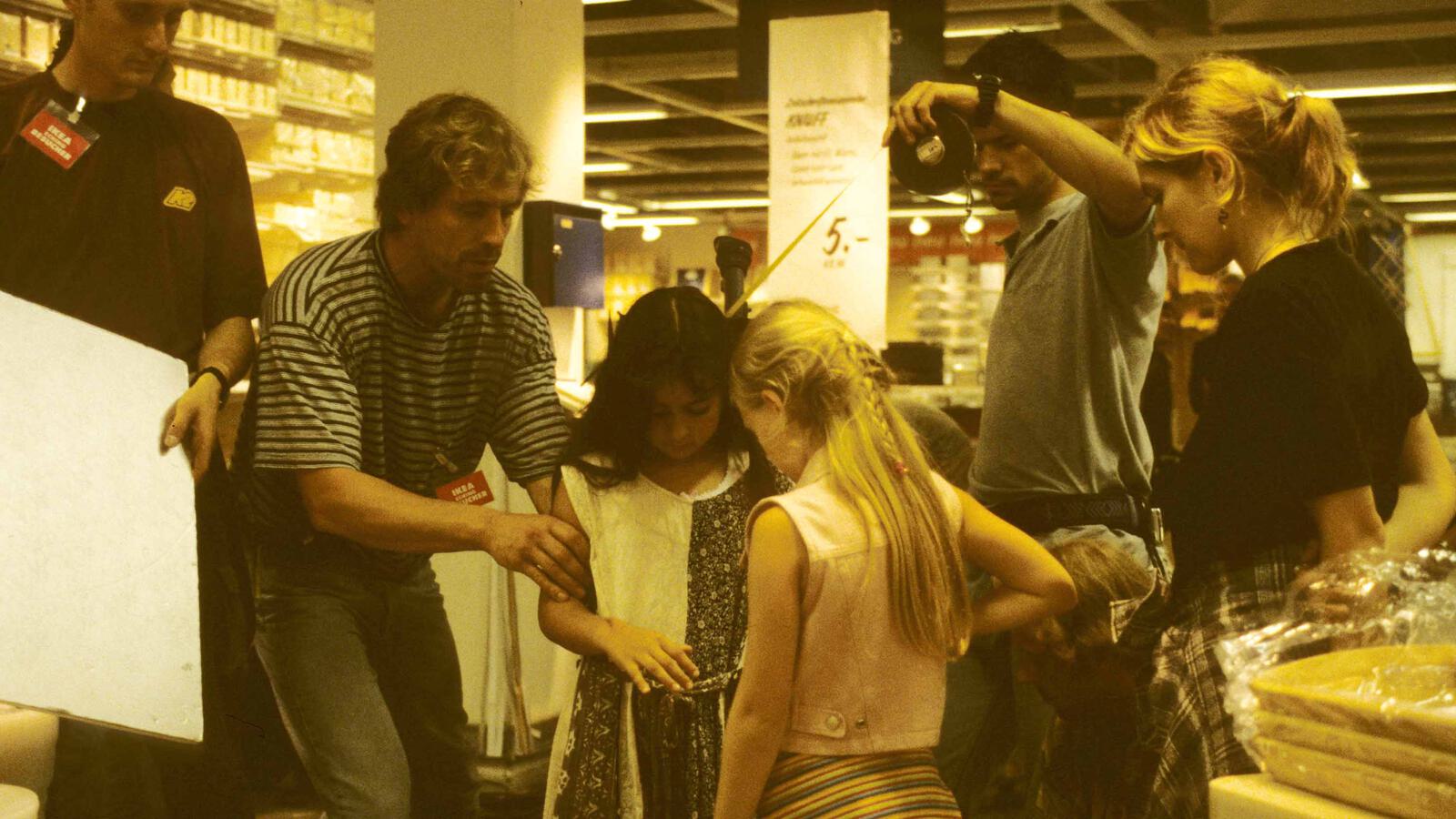 Kameramann Stephan Spreer mit Kinderdarstellern bei Dreharbeiten zu