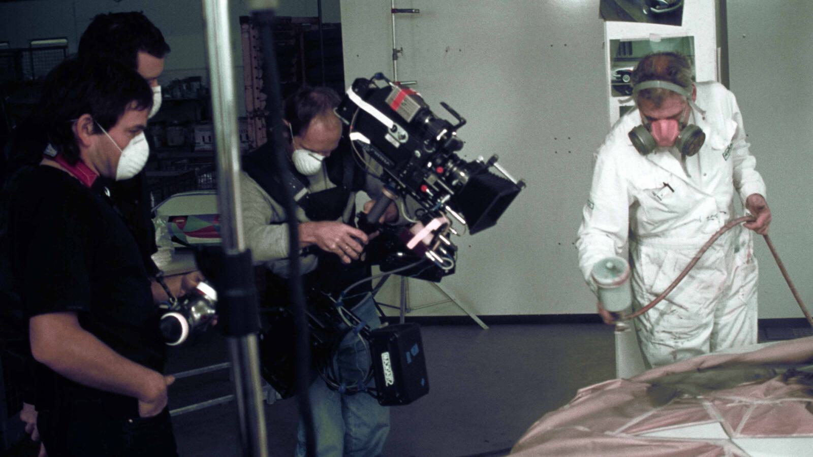 Kamerateam filmt wie Auto lackiert wird