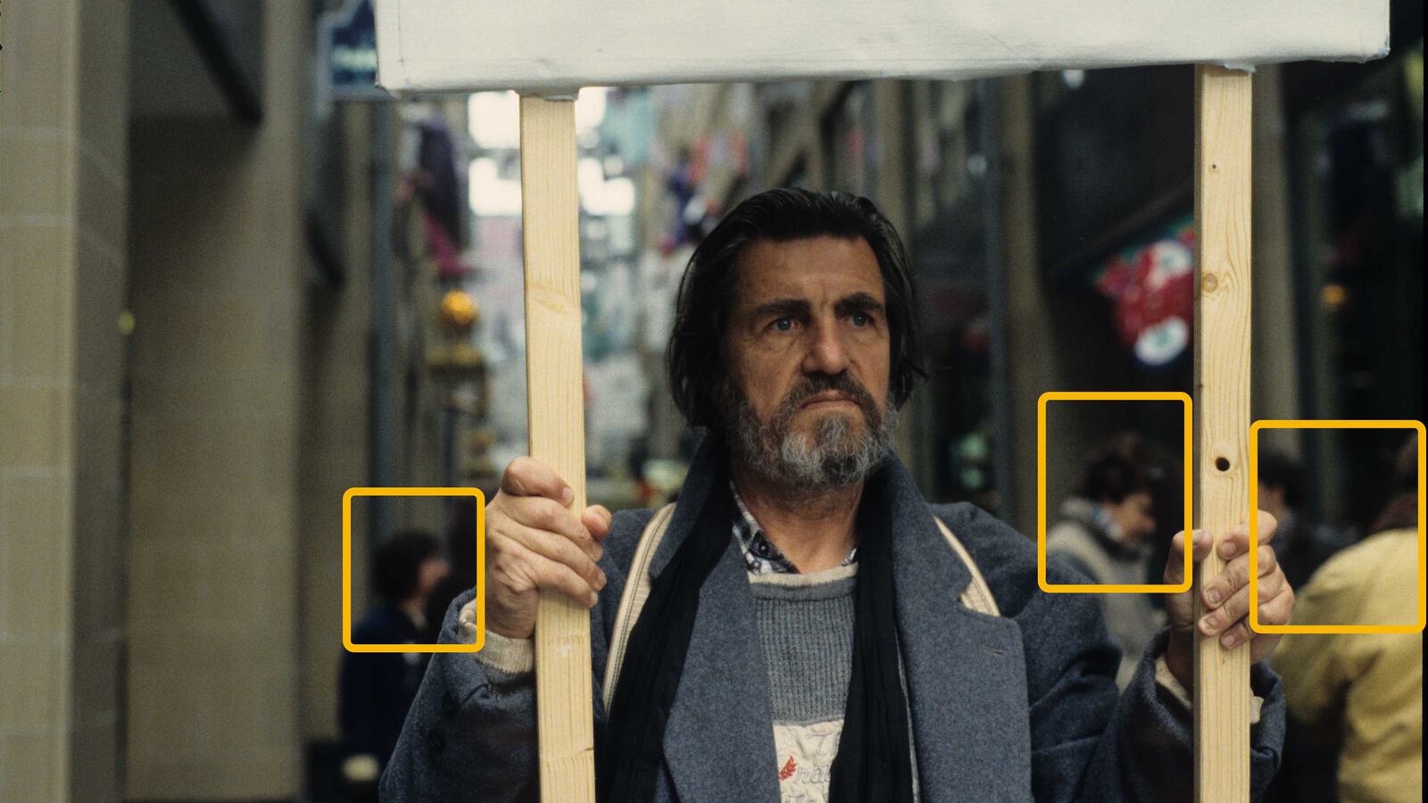 Claus Eberth als Herr Garlei in „Liebe, Leben, Tod“ Garlei Komparsen 4000