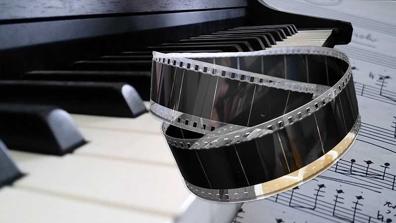 Klavier und Filmrolle