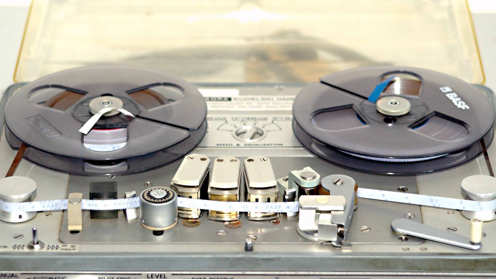 Unter dem Kunststoffdeckel laufen die 13-cm Spulen leise und zuverlässig. Sie erlauben etwa 20 Minuten Aufnahmedauer