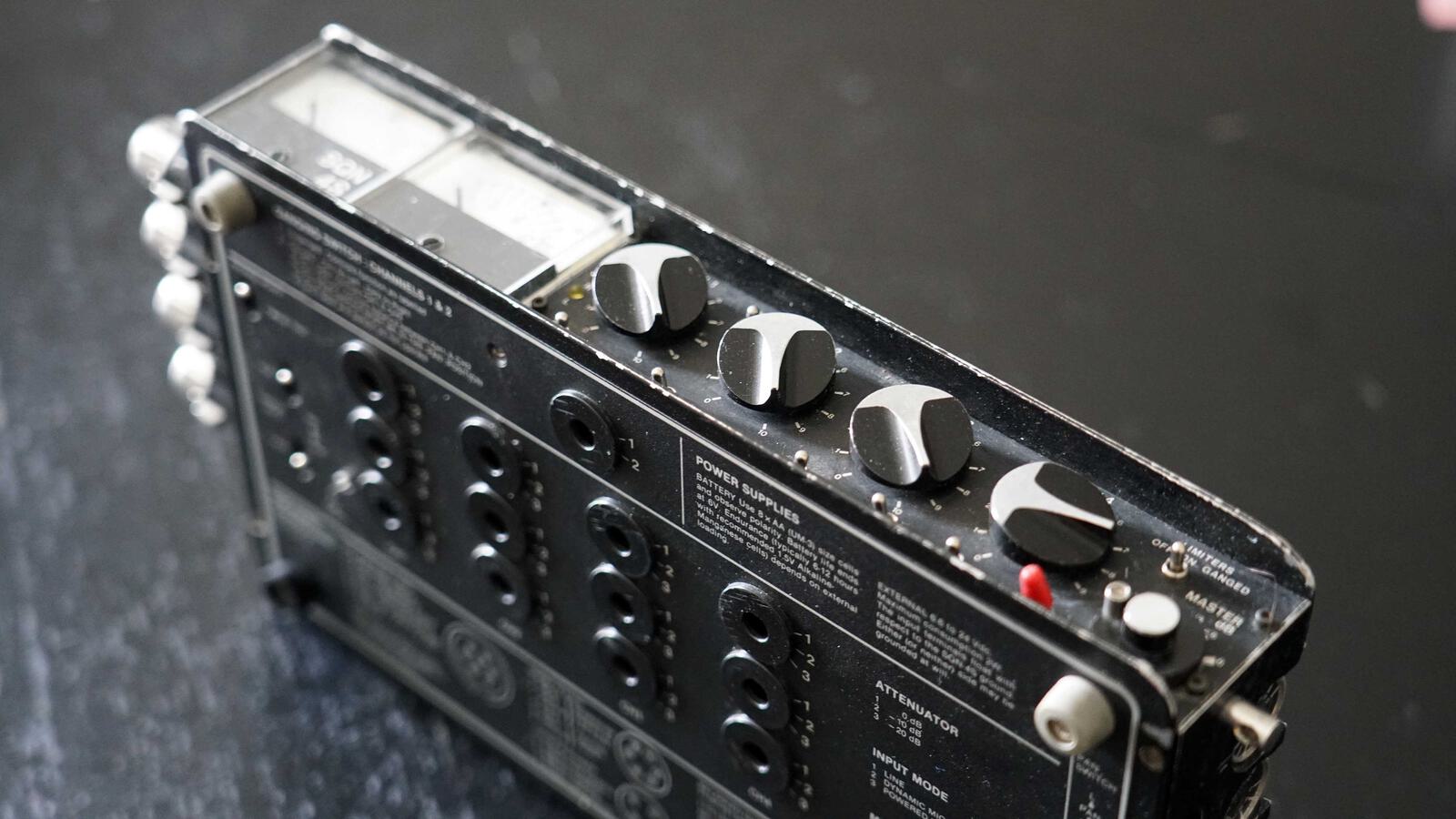 Vier-Kanal Regler mit Stereo-Aussteuerungsanzeige