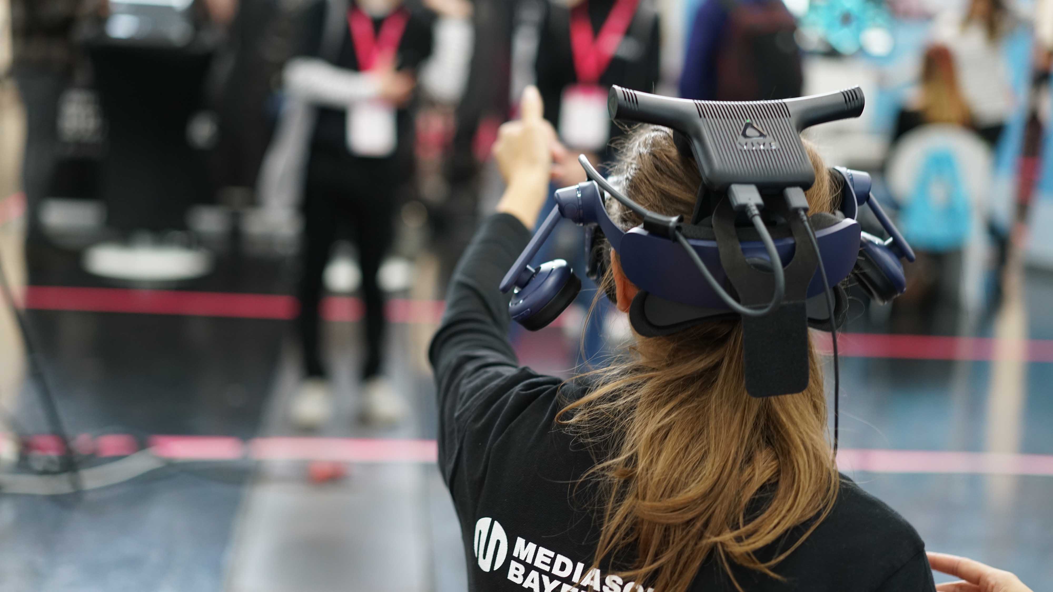 Besucher probieren Virtual Reality Brillen aus