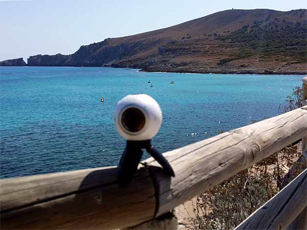 Samsung Gear 360 Kamera auf Geländer am Meer