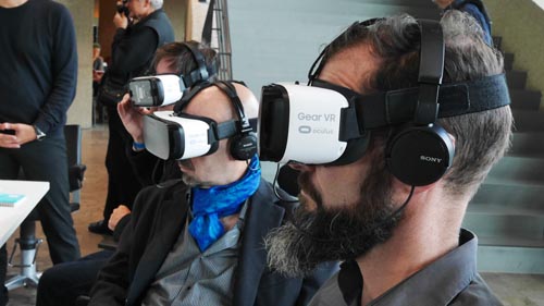 Menschen mit VR Brillen