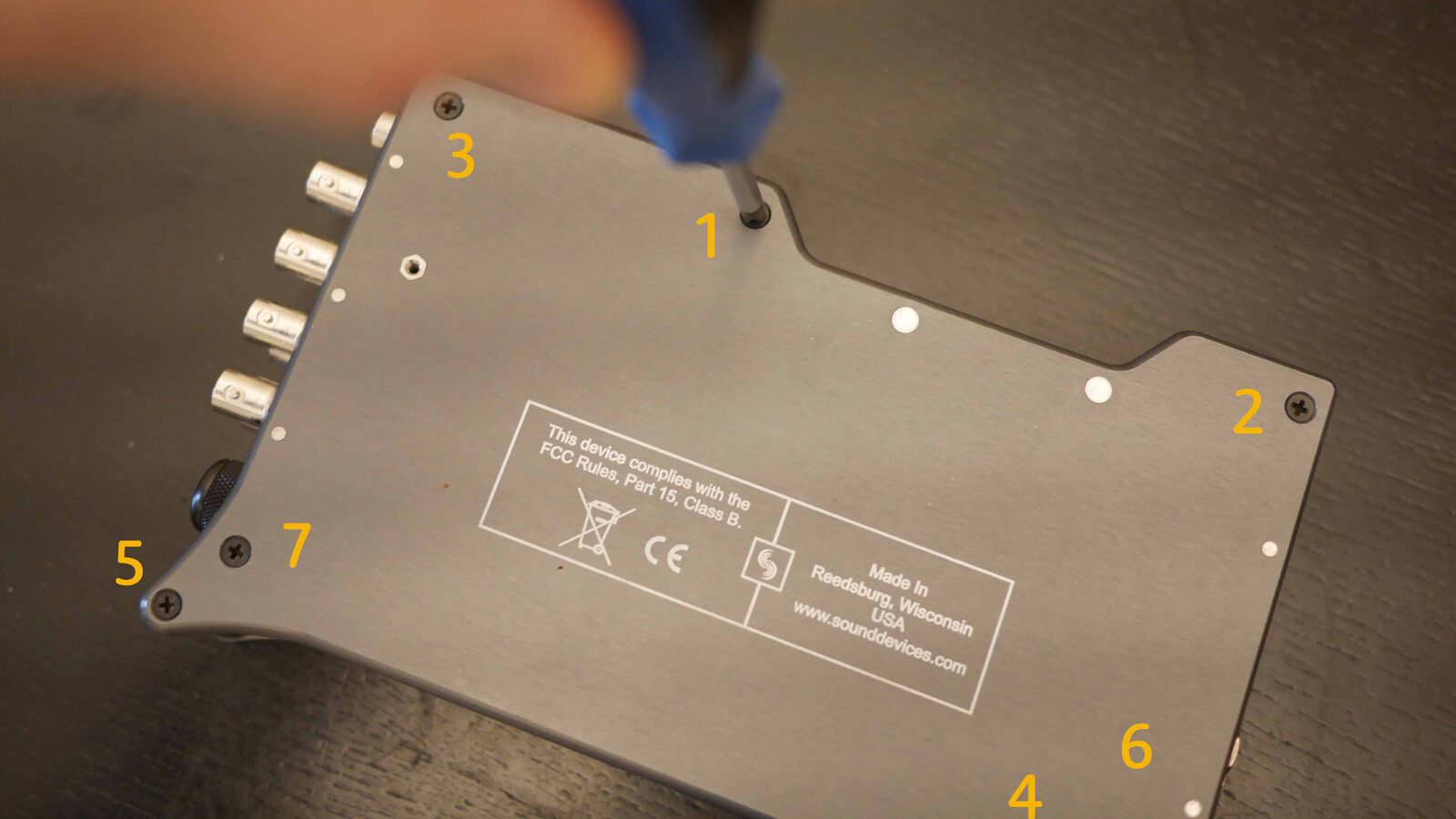 Schraubenzieher und Schrauben
