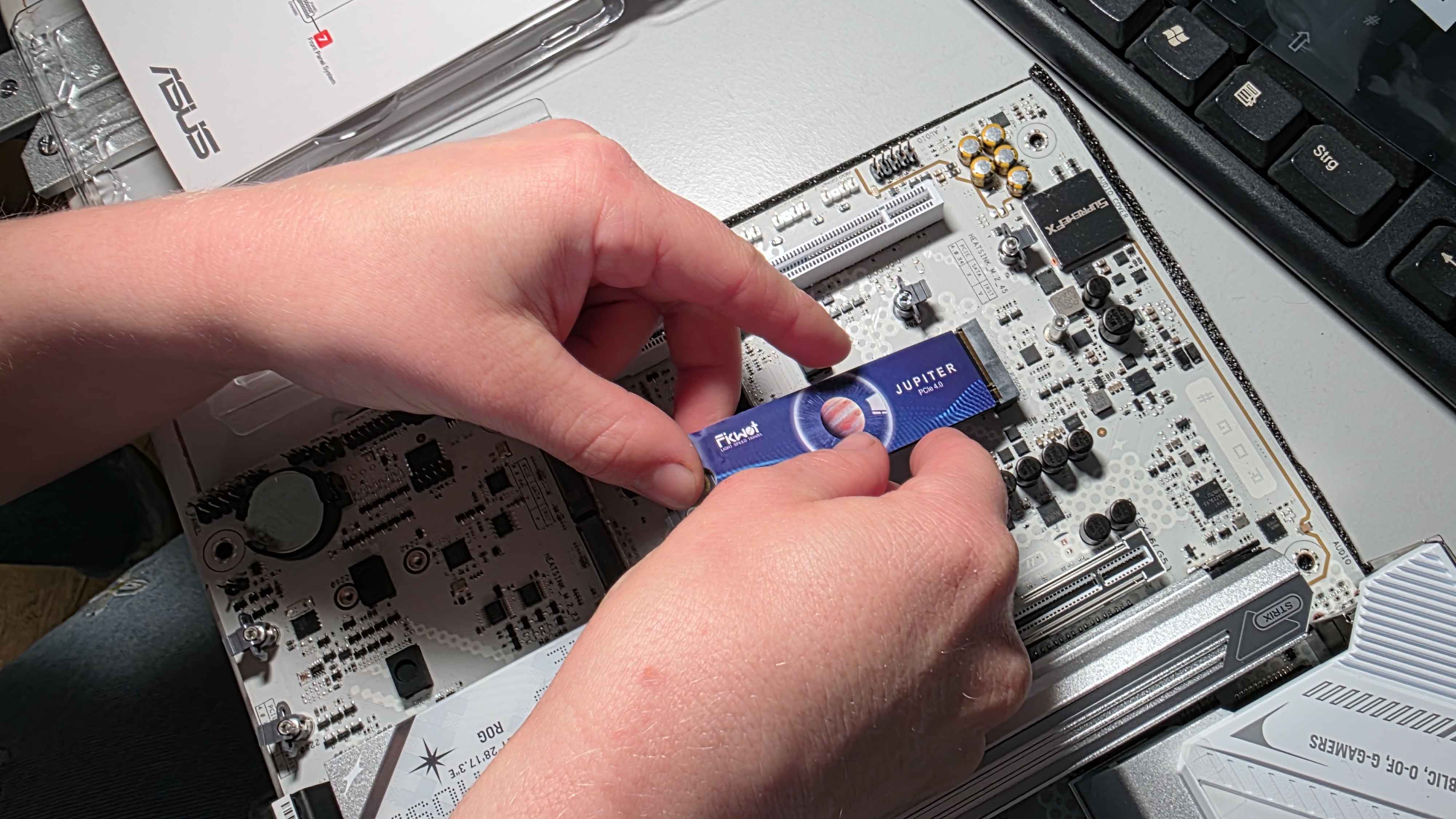 Intel 2025 NVMe 1 4000