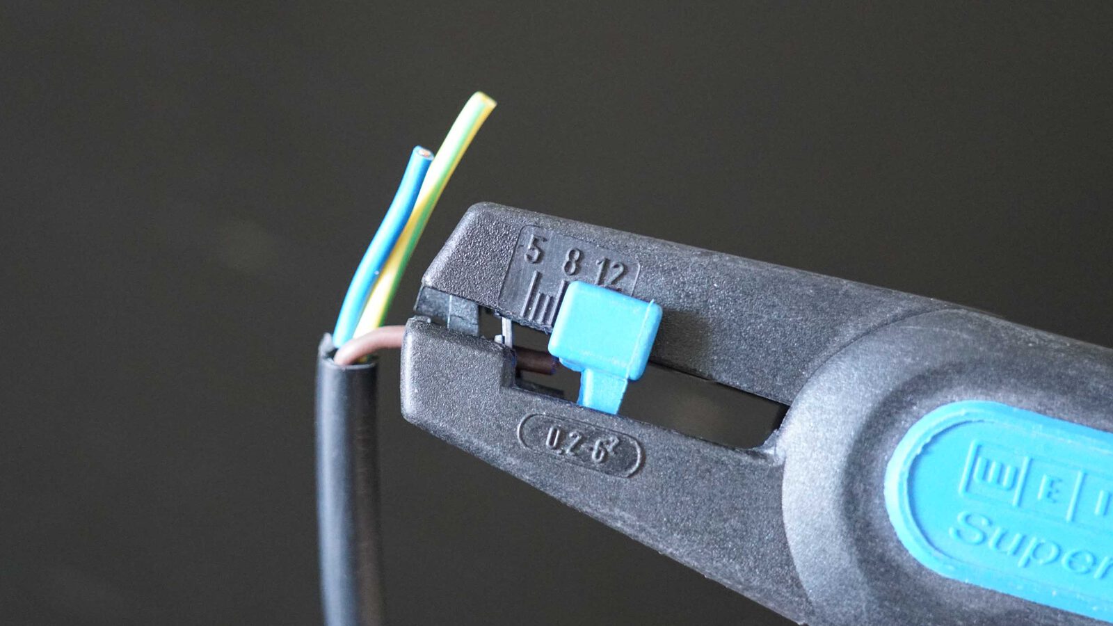 Netzstecker Adern abisolieren 3000