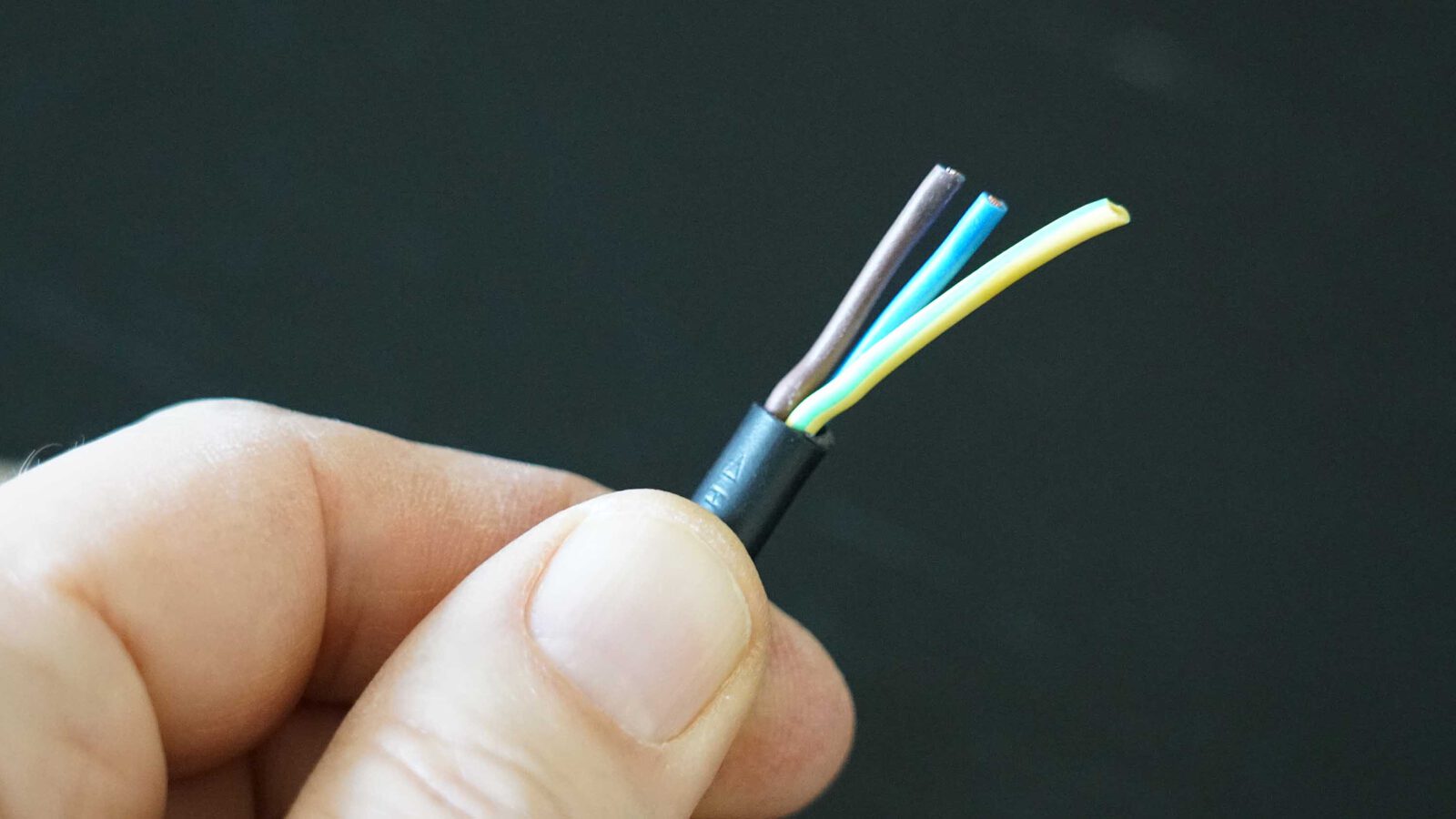 Netzstecker Adern kuerzen 3000