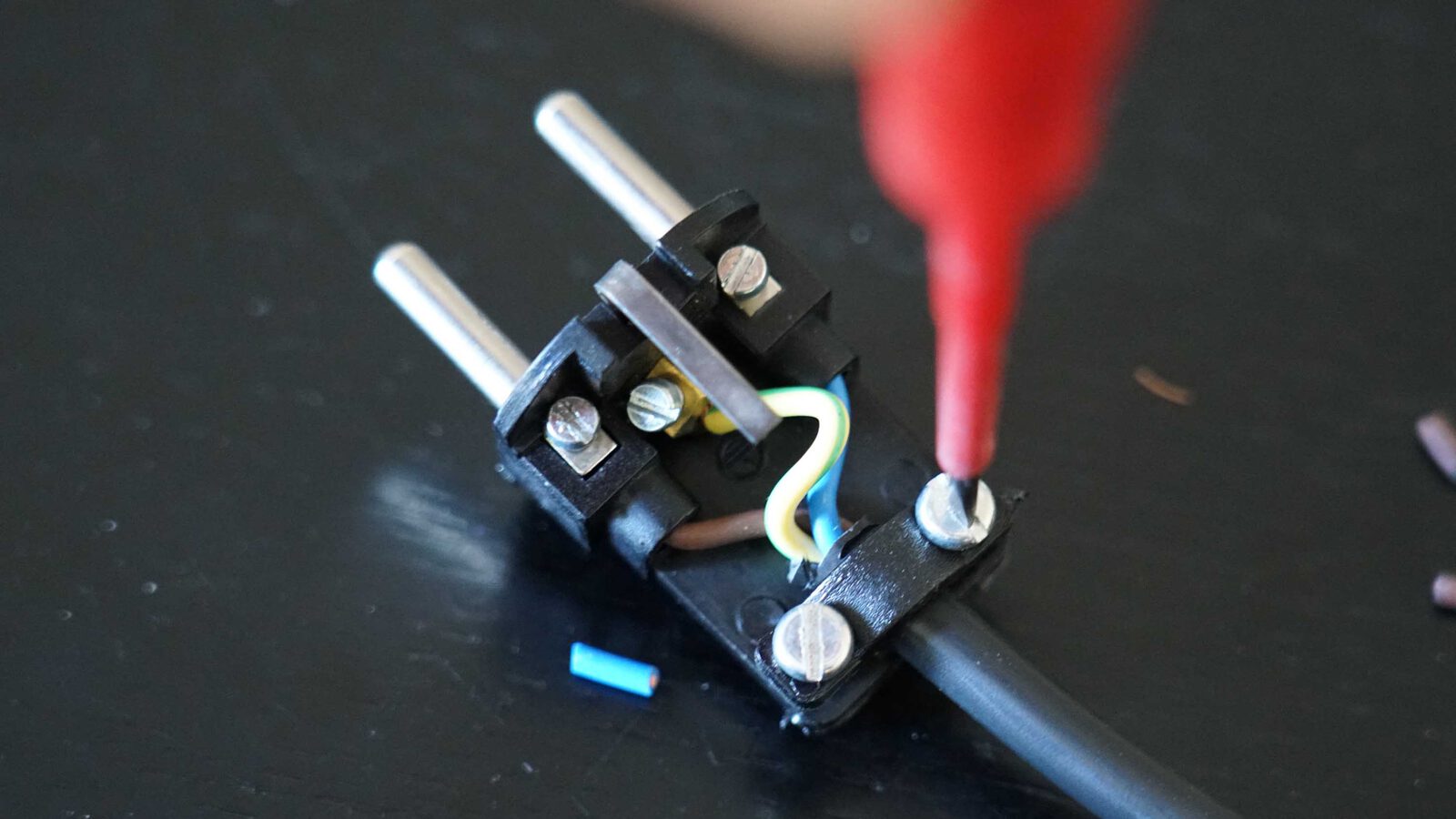 Netzstecker Zugentlastung festschrauben 3000