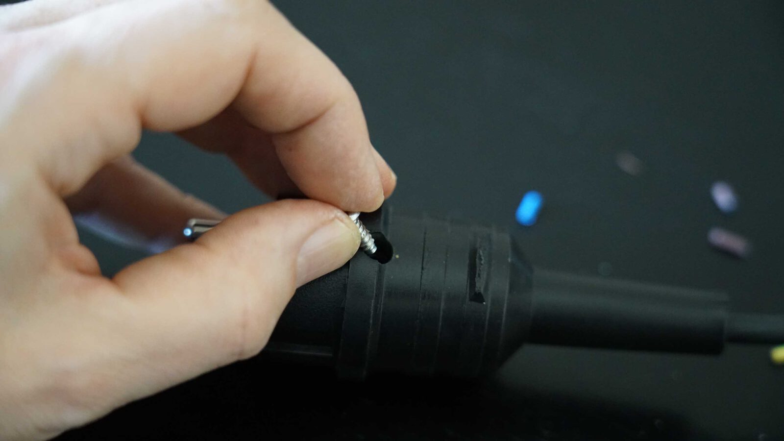 Netzstecker zuschrauben 1