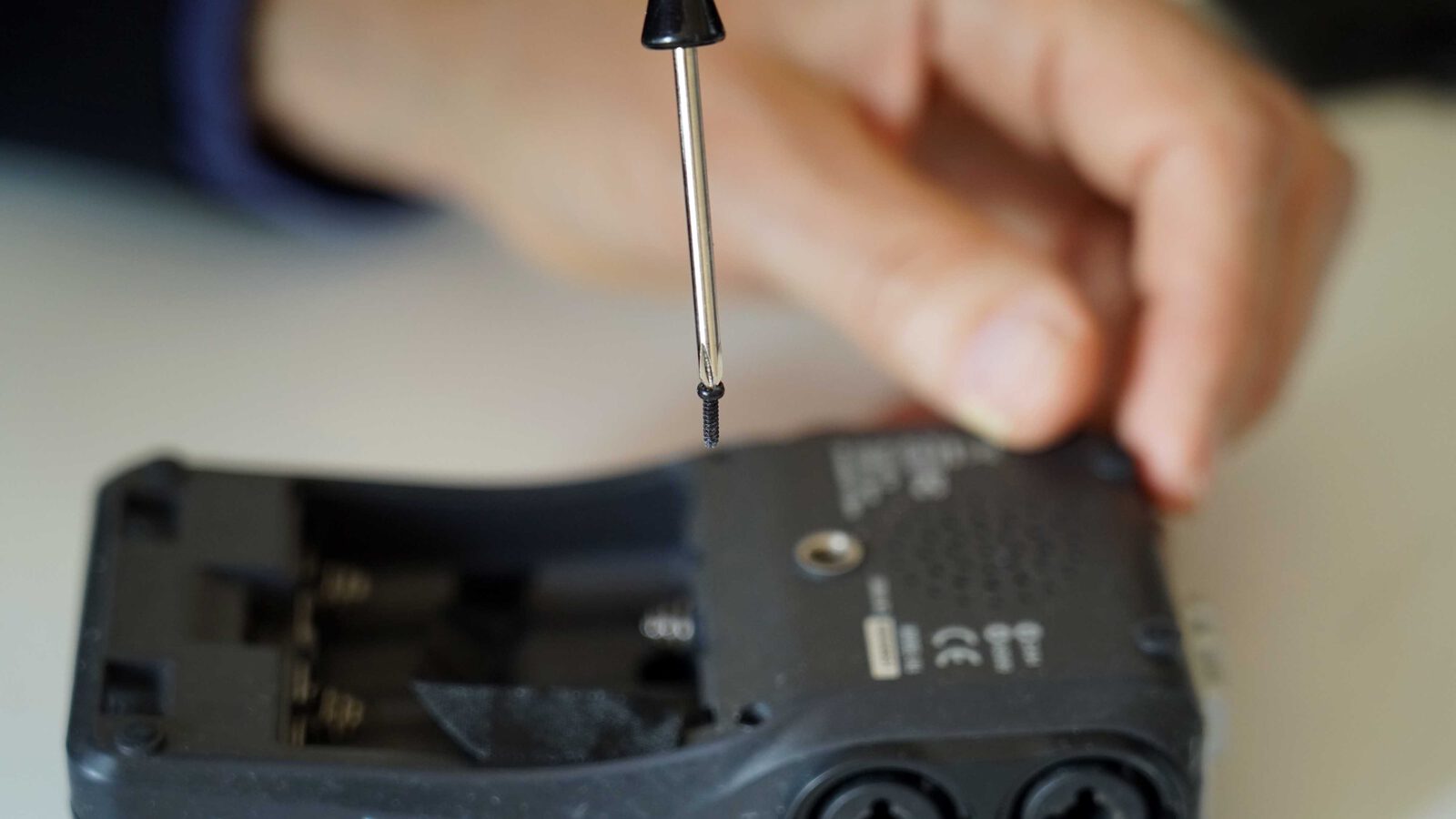 Zoom Schrauben Unterseite 4000